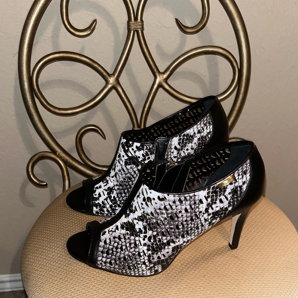 NWOT Calvin Klein Heeled open toe Booties, blk/wht snake. Side zipper, size 91/2